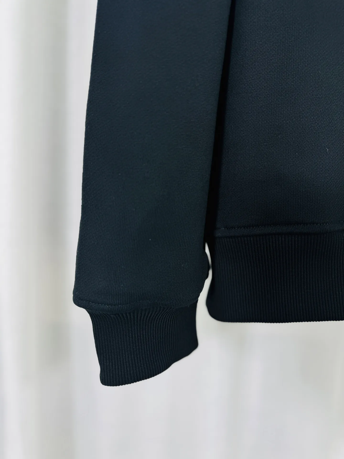 P380 top version, real shot without P, ​​different from market currency) 𝗖𝗵𝗿𝗼𝗺𝗲 𝗛𝗲𝗮𝗿𝘁𝘀/Cro Heart 2025 Rivets Autumn and Winter New Original Single Counter American Rivets 3D Three-dimensional Couple Casual Cardigan Sweatshirt 👑The highest version! Customized fabric 550g tripe terry fabric! American acid-washed and distressed original fabric with laser rivets. Best-selling model at the counter. Very comfortable to wear. Accessories: Original molded and authenticated collar label➕100% silk wash label. Genuine purchase-grade original hangtag➕matching hanging rope➕3D hanging beads➕original packaging bag. Craftsmanship: The original version has consistent wiring! The highest version of the armhole matching technique! Color: Black Size: S M L XL Style No.: 6105